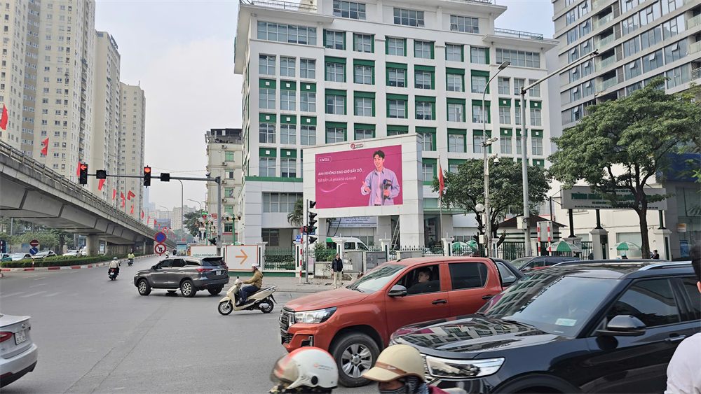 Màn hình LED lớn tại ngã tư Trần Duy Hưng chạy quảng cáo CWELL